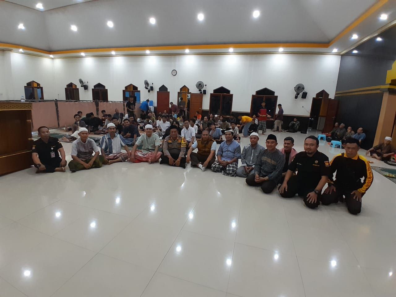 foto bersama kasatbinmas